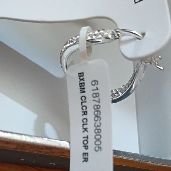 NWT Silver And Bling Earrings - Picture 9 of 12